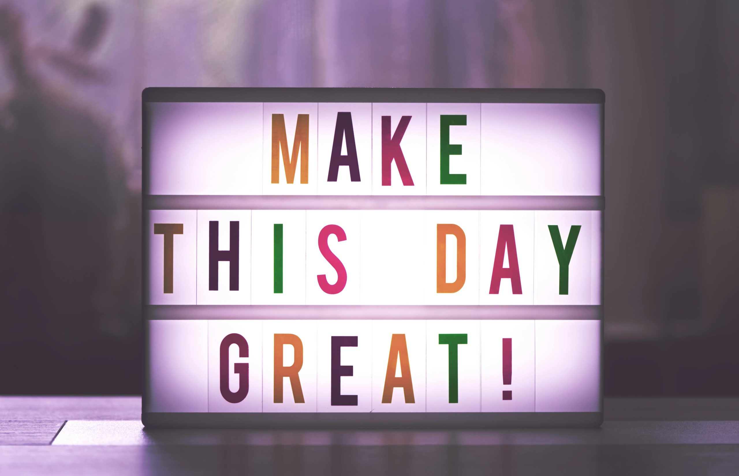 Eine Motivationsleuchte mit dem Schriftzug „Make this day great!“. Dieses Bild inspiriert zu positiven Veränderungen im Alltag, die Menschen mit CMD helfen können, ihre Lebensqualität zu verbessern.